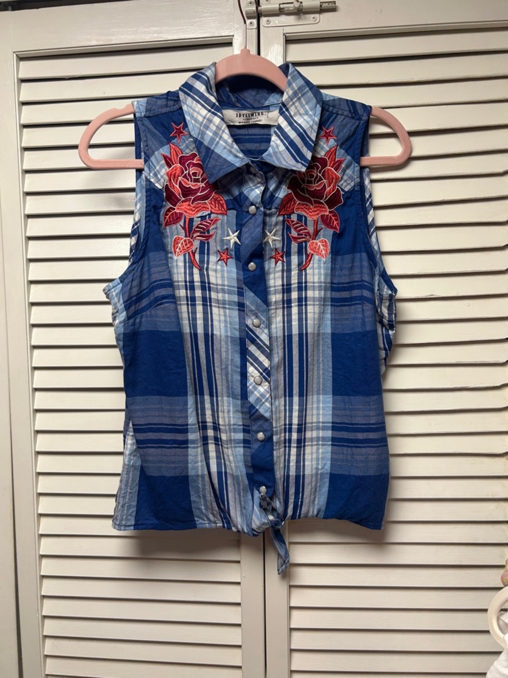Nwot Idyllwind Blue Plaid Sleeveless Button-Up Top with Red Rose Embroidery